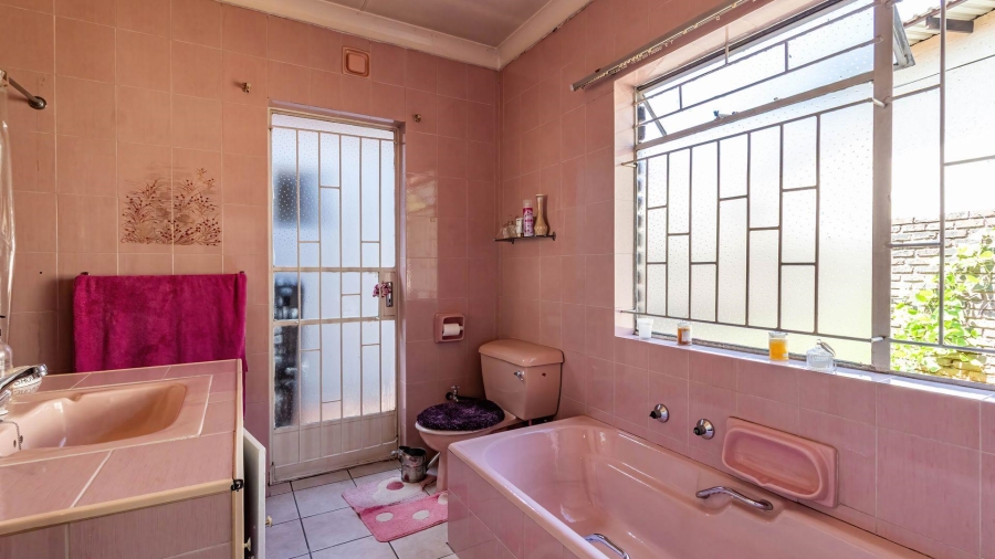 5 Bedroom Property for Sale in Lakefield Gauteng