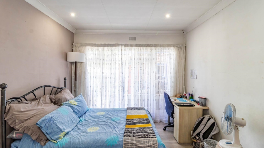 5 Bedroom Property for Sale in Lakefield Gauteng