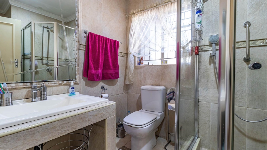 5 Bedroom Property for Sale in Lakefield Gauteng