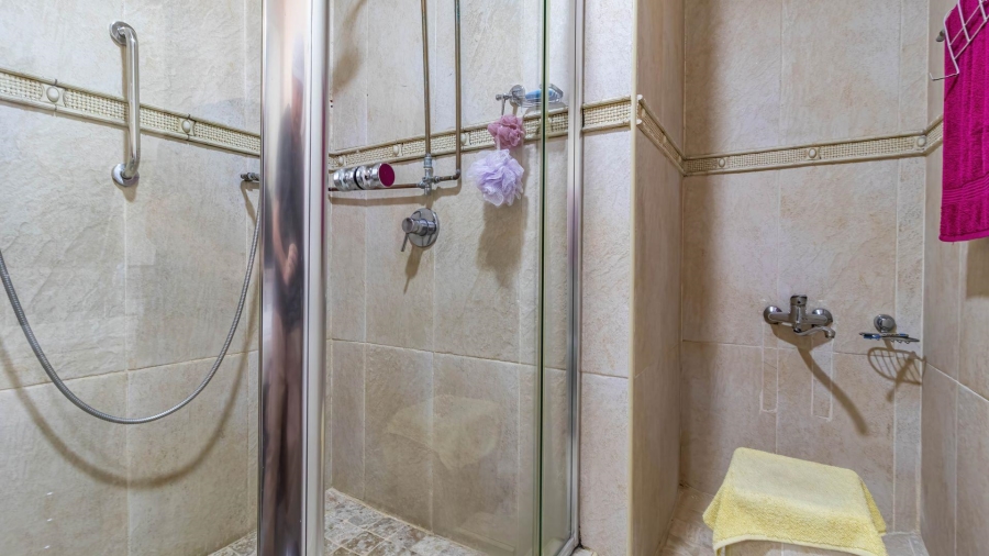 5 Bedroom Property for Sale in Lakefield Gauteng