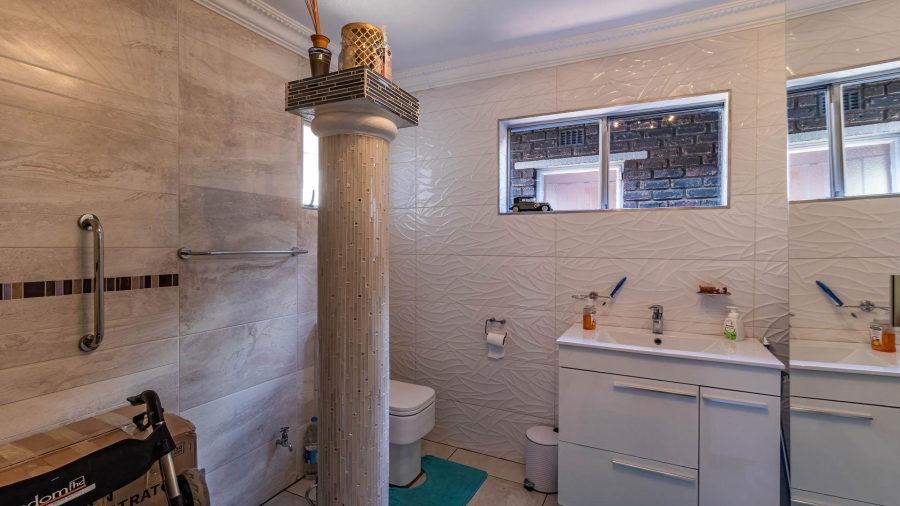 5 Bedroom Property for Sale in Lakefield Gauteng