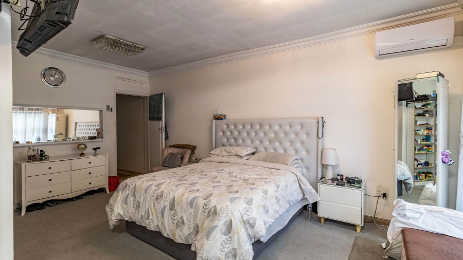 5 Bedroom Property for Sale in Lakefield Gauteng