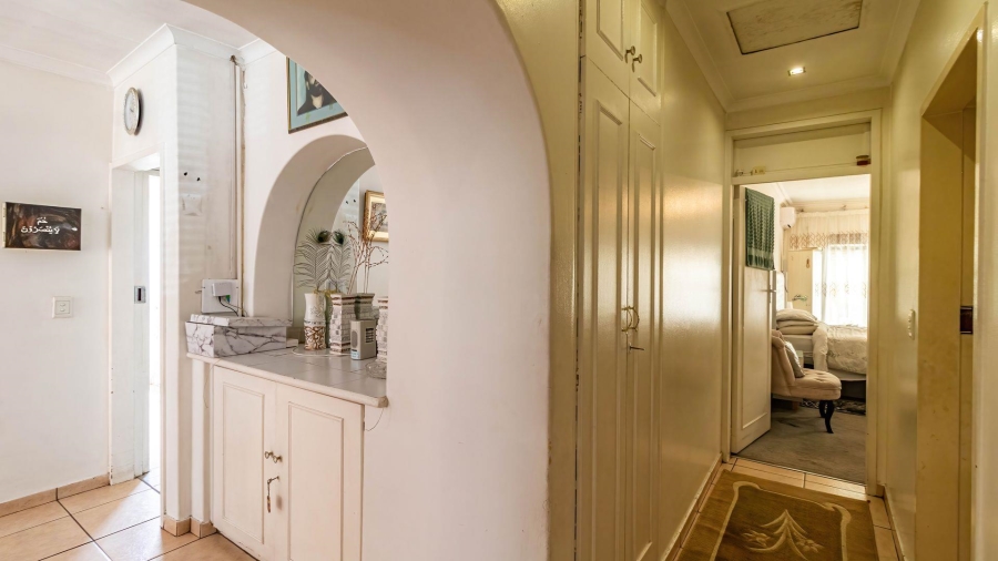 5 Bedroom Property for Sale in Lakefield Gauteng