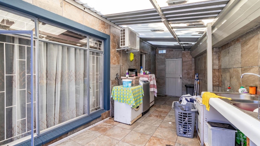 5 Bedroom Property for Sale in Lakefield Gauteng