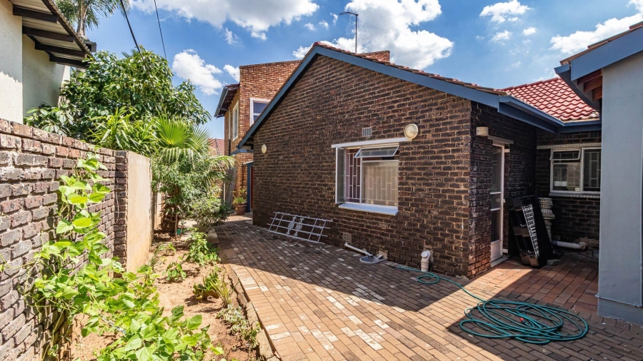 5 Bedroom Property for Sale in Lakefield Gauteng