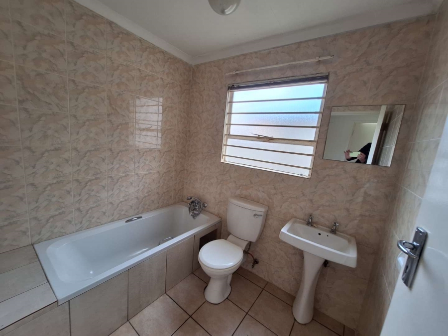 To Let 3 Bedroom Property for Rent in Weltevreden Park Gauteng