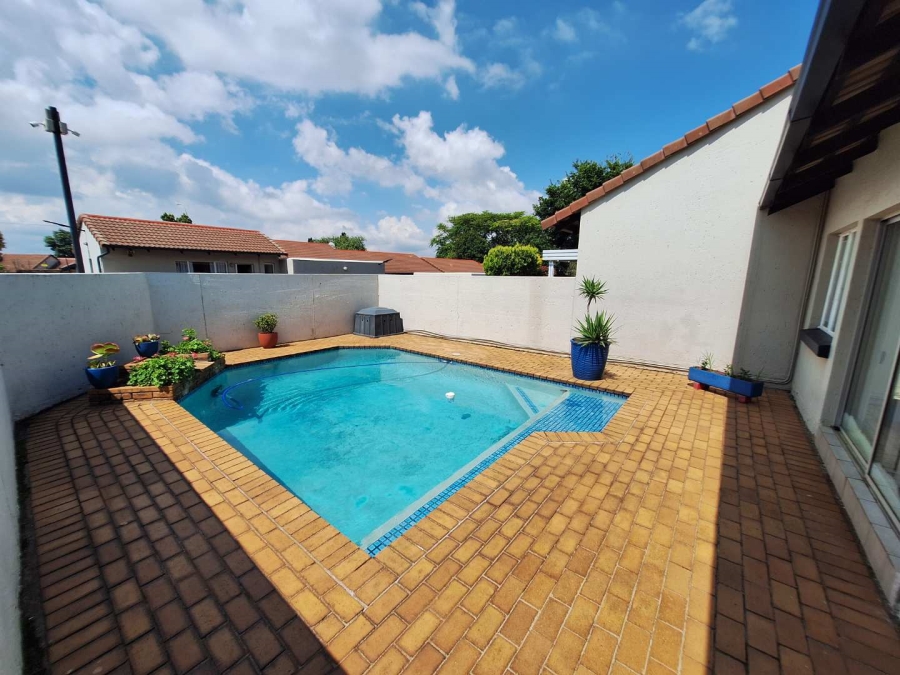 To Let 2 Bedroom Property for Rent in Weltevreden Park Gauteng