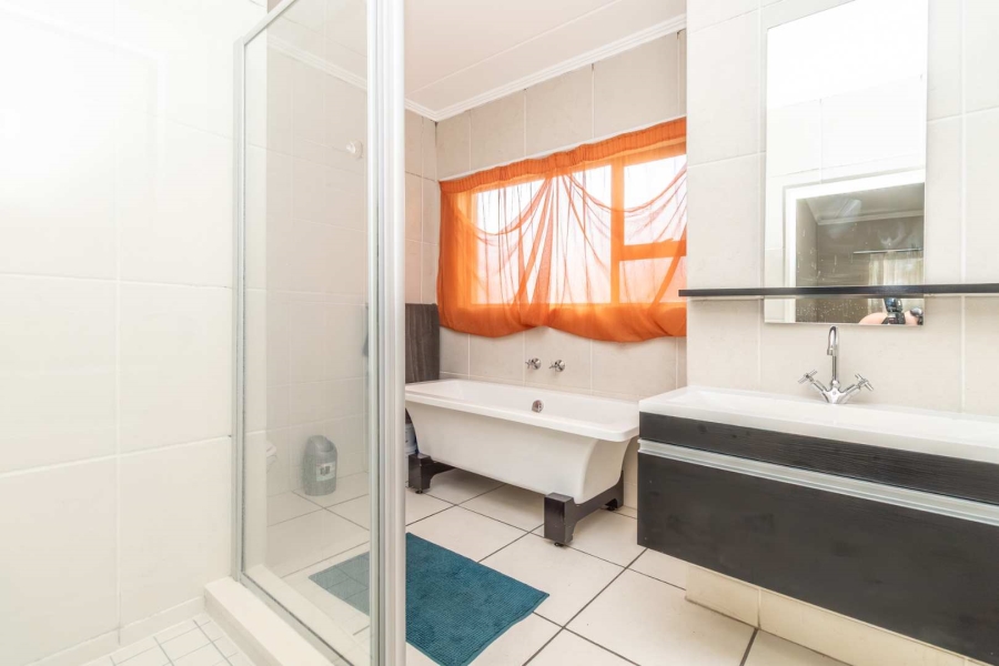1 Bedroom Property for Sale in Fourways Gauteng