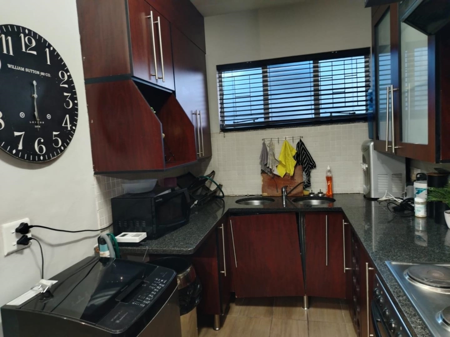 To Let 2 Bedroom Property for Rent in Waverley Gauteng