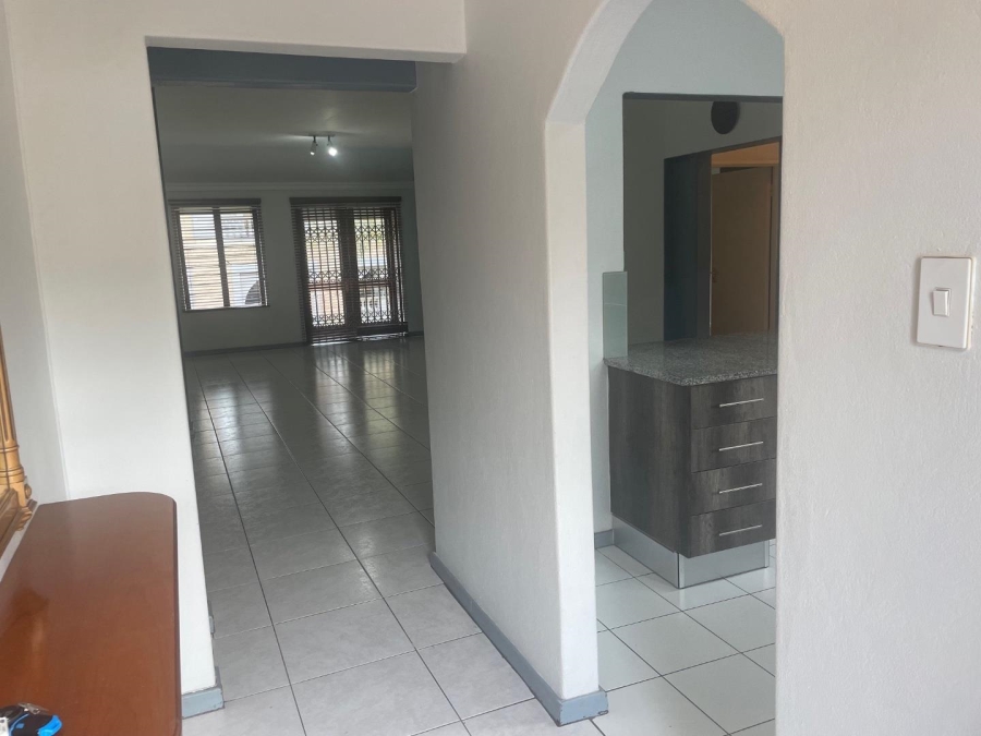 To Let 2 Bedroom Property for Rent in Atholl Gauteng