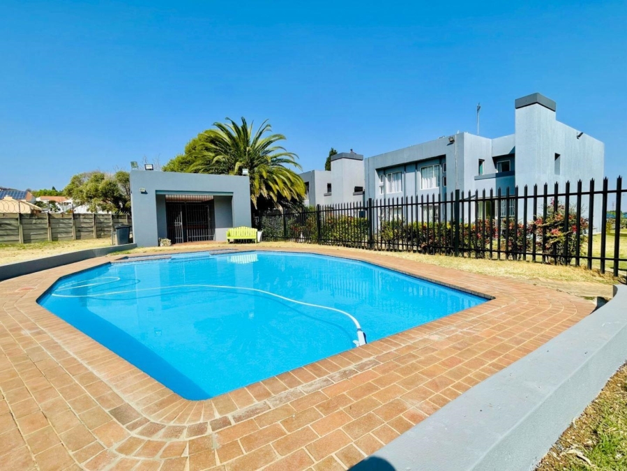 2 Bedroom Property for Sale in Mulbarton Gauteng