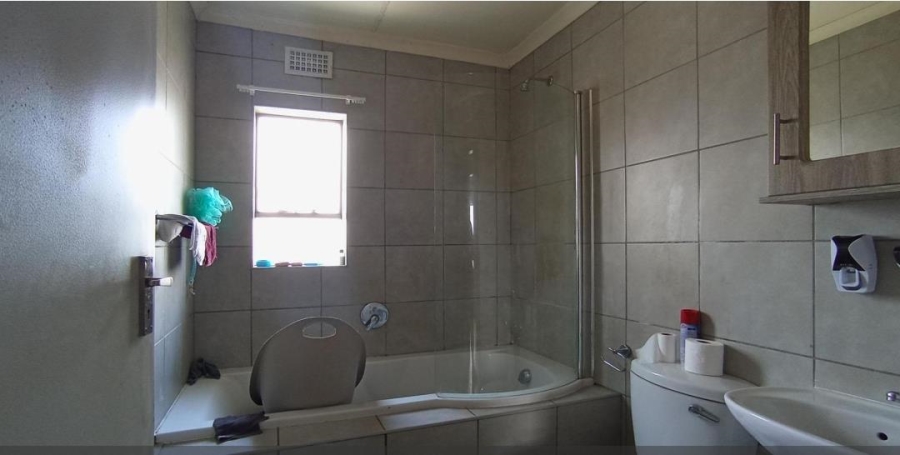 2 Bedroom Property for Sale in Heuweloord Gauteng