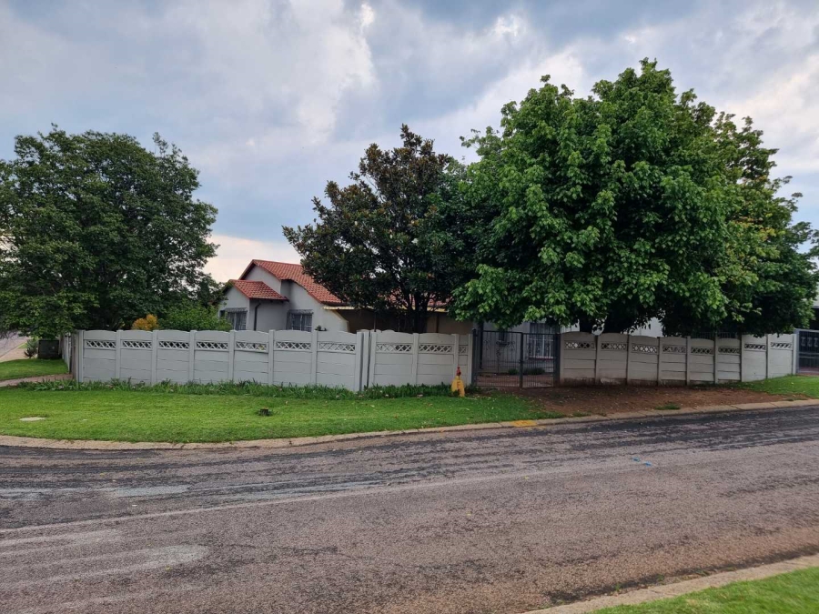 4 Bedroom Property for Sale in Verwoerdpark Gauteng