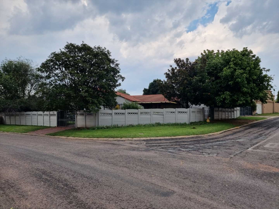 4 Bedroom Property for Sale in Verwoerdpark Gauteng