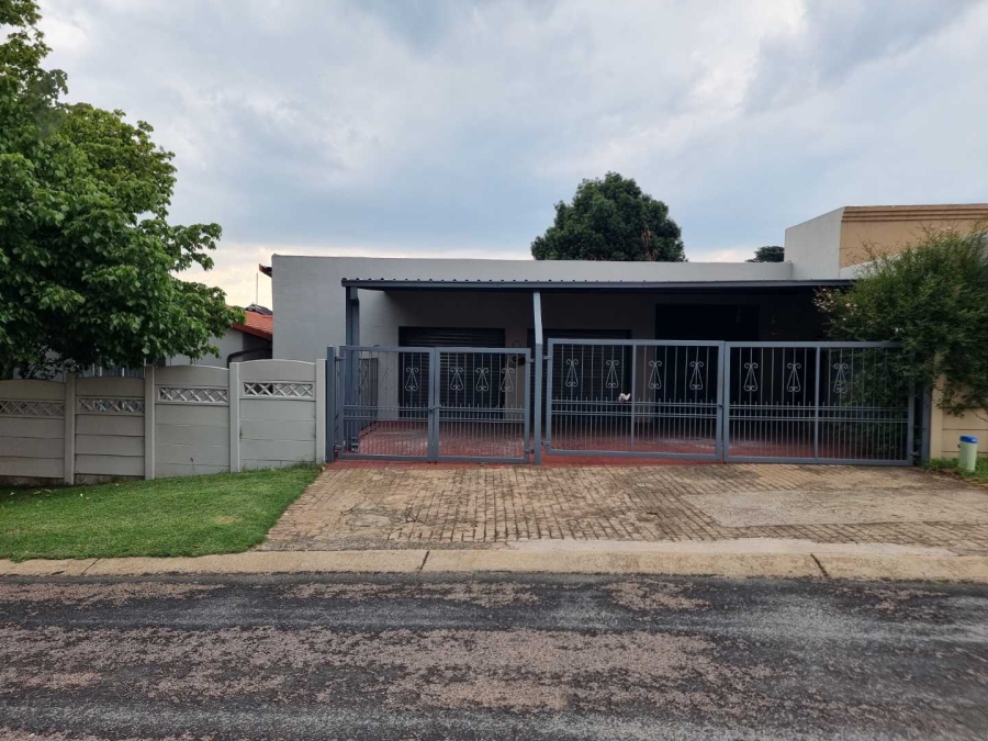 4 Bedroom Property for Sale in Verwoerdpark Gauteng