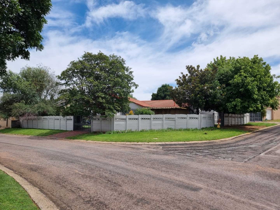 4 Bedroom Property for Sale in Verwoerdpark Gauteng