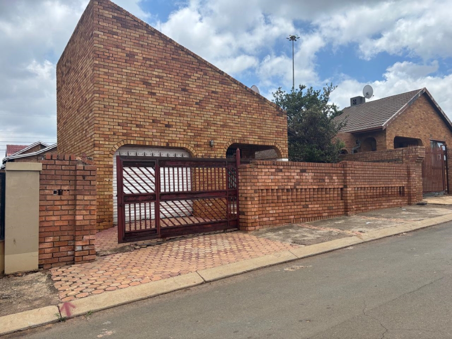 3 Bedroom Property for Sale in Protea North Gauteng