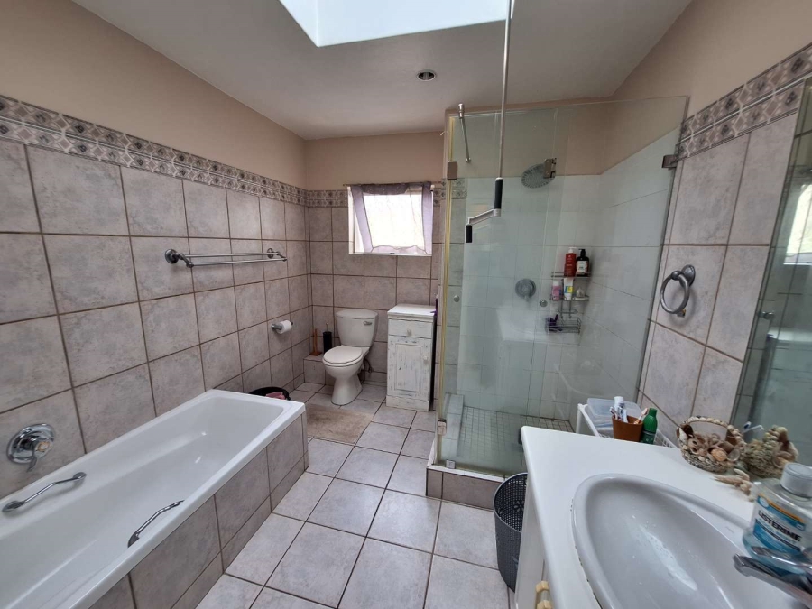 To Let 4 Bedroom Property for Rent in Northcliff Gauteng