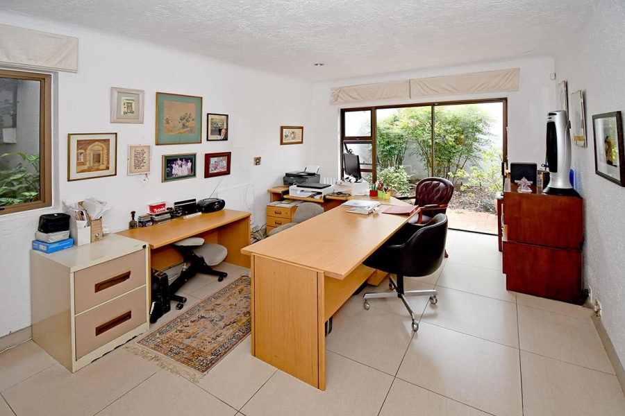 4 Bedroom Property for Sale in Benmore Gardens Gauteng