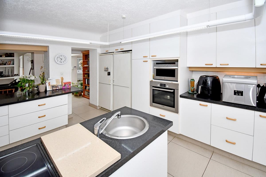 4 Bedroom Property for Sale in Benmore Gardens Gauteng