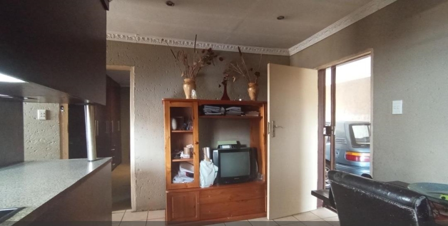 2 Bedroom Property for Sale in Clayville Gauteng