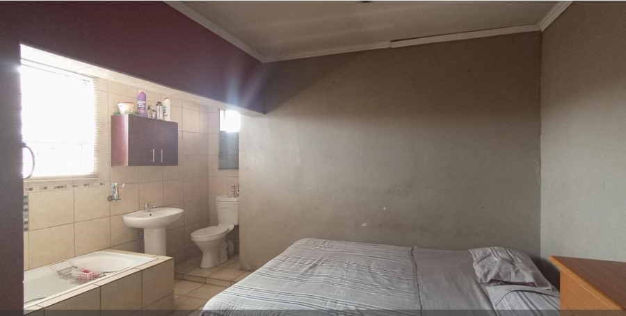 2 Bedroom Property for Sale in Clayville Gauteng