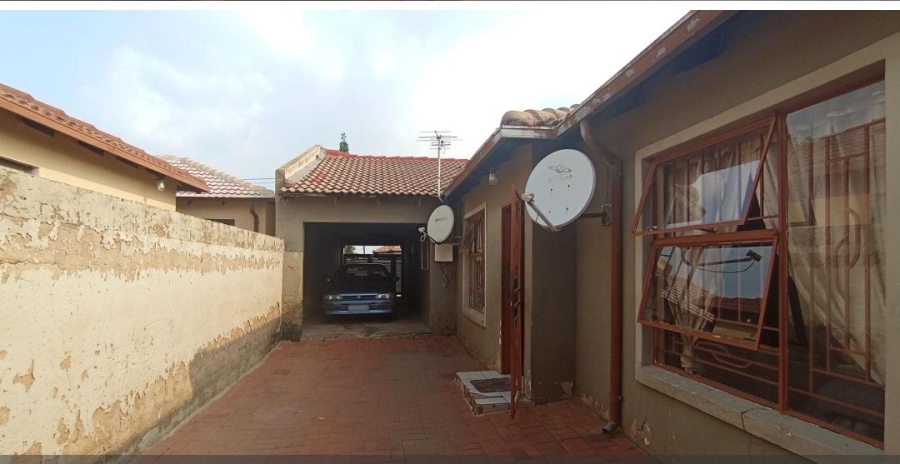 2 Bedroom Property for Sale in Clayville Gauteng