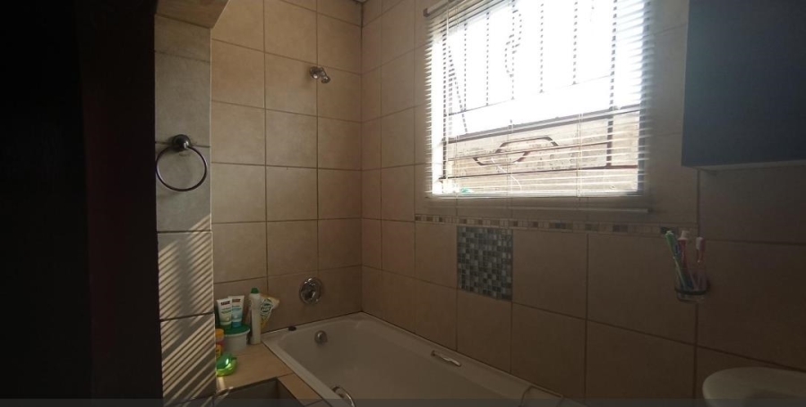 2 Bedroom Property for Sale in Clayville Gauteng