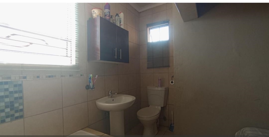 2 Bedroom Property for Sale in Clayville Gauteng