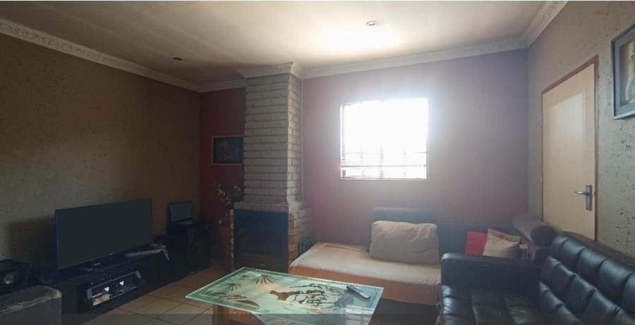 2 Bedroom Property for Sale in Clayville Gauteng