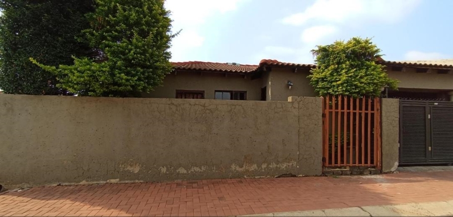 2 Bedroom Property for Sale in Clayville Gauteng