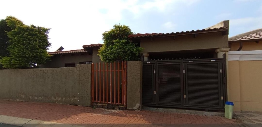 2 Bedroom Property for Sale in Clayville Gauteng