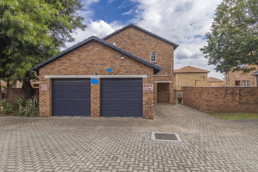 3 Bedroom Property for Sale in Wilgeheuwel Gauteng