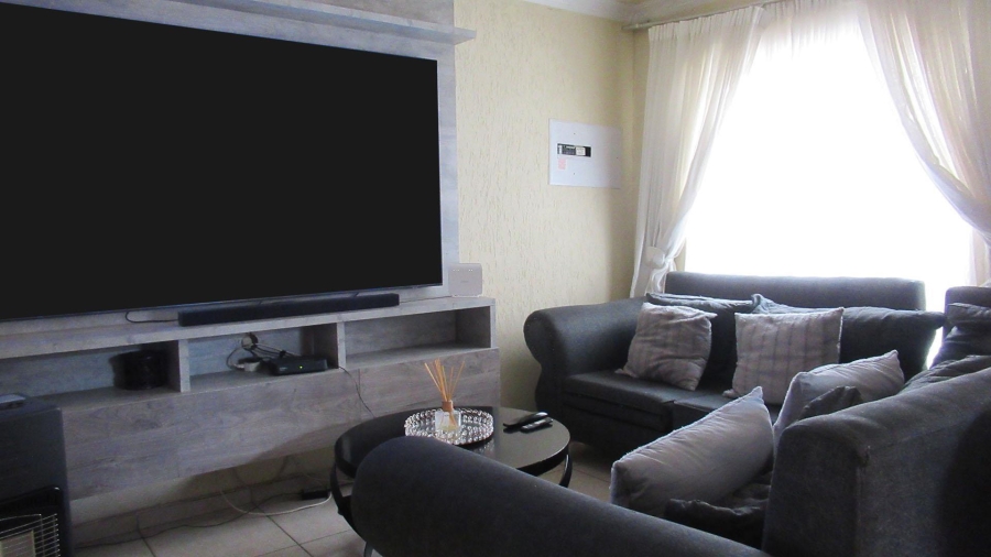 2 Bedroom Property for Sale in Mondeor Gauteng