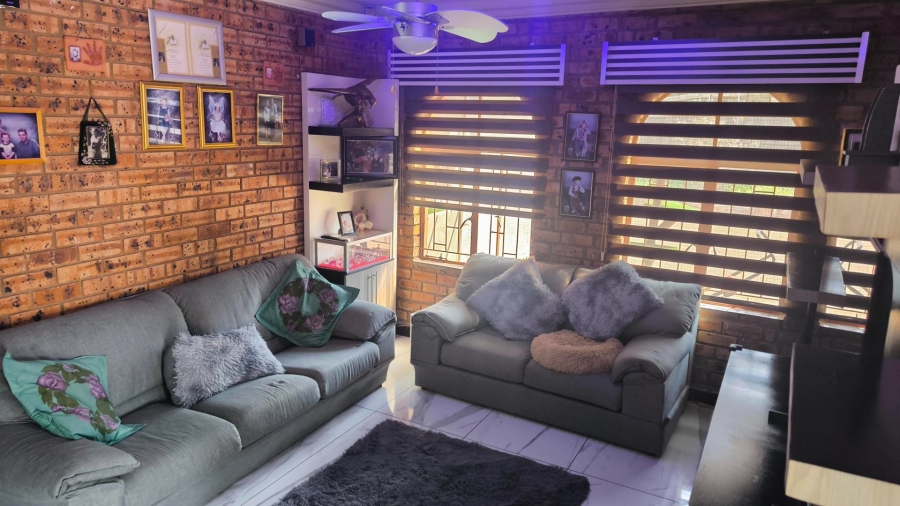 To Let 4 Bedroom Property for Rent in Brackenhurst Gauteng