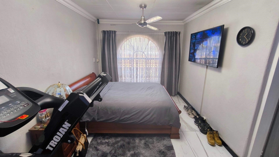 To Let 4 Bedroom Property for Rent in Brackenhurst Gauteng