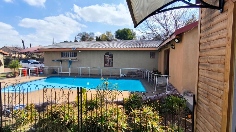 To Let 4 Bedroom Property for Rent in Brackenhurst Gauteng