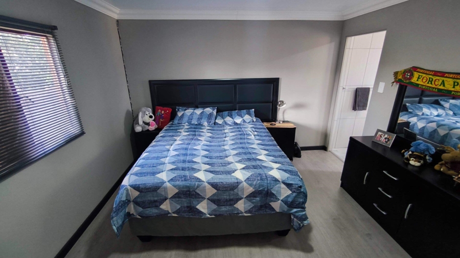 To Let 4 Bedroom Property for Rent in Brackenhurst Gauteng