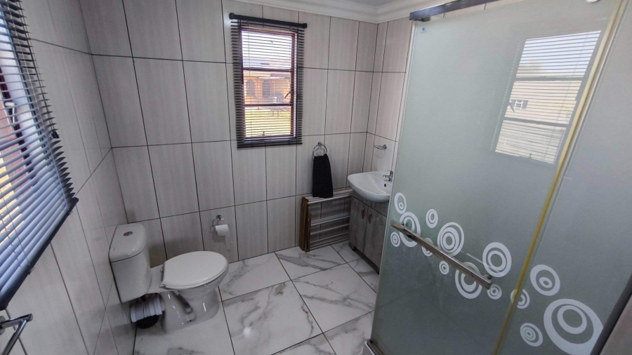 To Let 4 Bedroom Property for Rent in Brackenhurst Gauteng