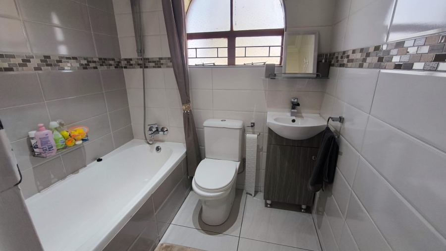 To Let 4 Bedroom Property for Rent in Brackenhurst Gauteng