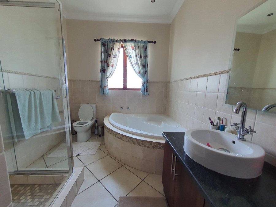 4 Bedroom Property for Sale in Featherbrooke Estate Gauteng