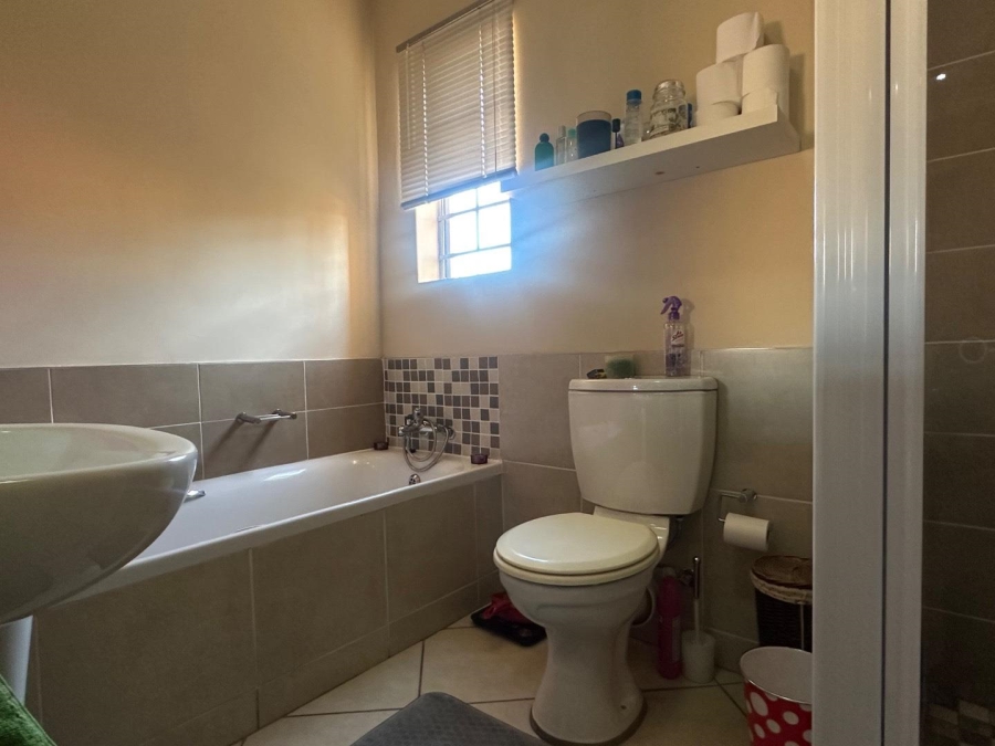 2 Bedroom Property for Sale in Monavoni Gauteng