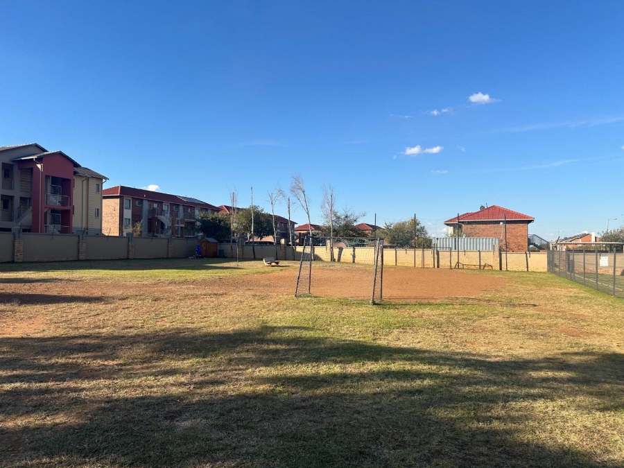 2 Bedroom Property for Sale in Monavoni Gauteng