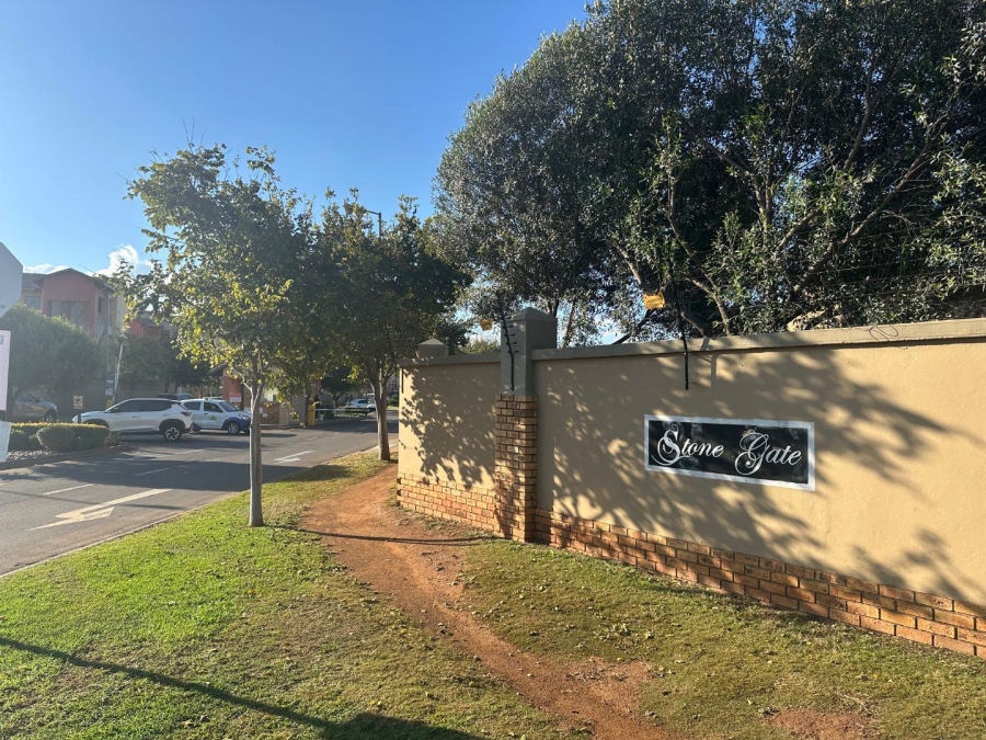 2 Bedroom Property for Sale in Monavoni Gauteng