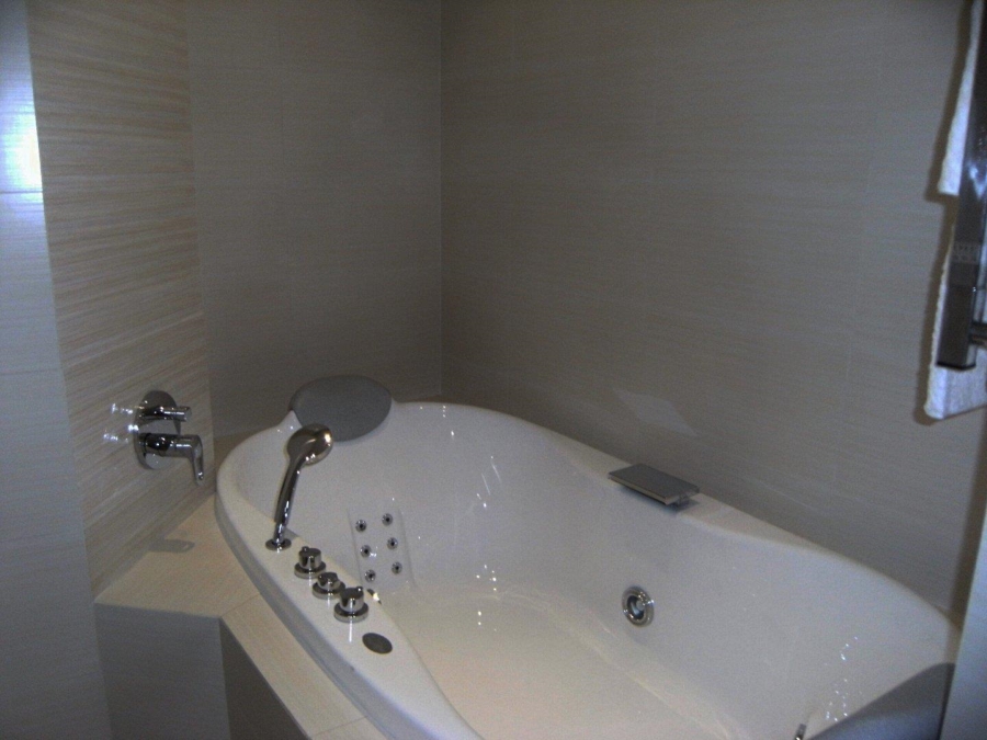 To Let 1 Bedroom Property for Rent in Sandhurst Gauteng