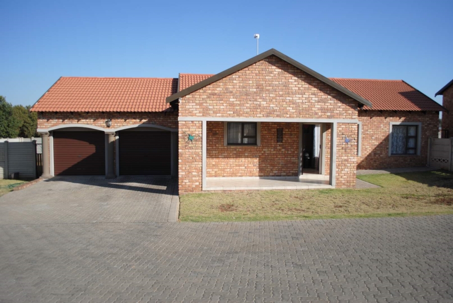 To Let 3 Bedroom Property for Rent in Kookrus Gauteng