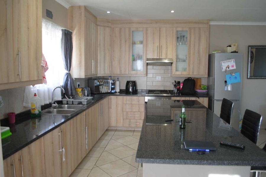 To Let 3 Bedroom Property for Rent in Kookrus Gauteng