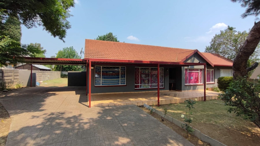 3 Bedroom Property for Sale in Brackendowns Gauteng