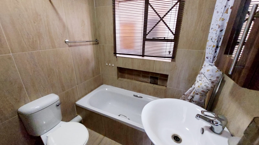 2 Bedroom Property for Sale in Waverley Gauteng