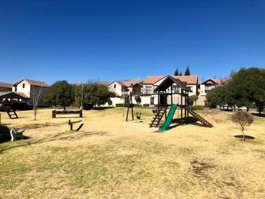 To Let 2 Bedroom Property for Rent in Fourways Gauteng